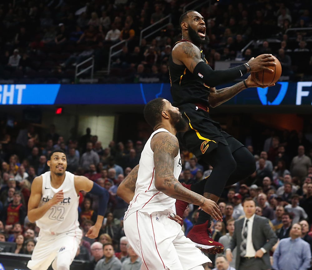 LeBron se queja de los arbitrajes tras la derrota en casa ante Spurs