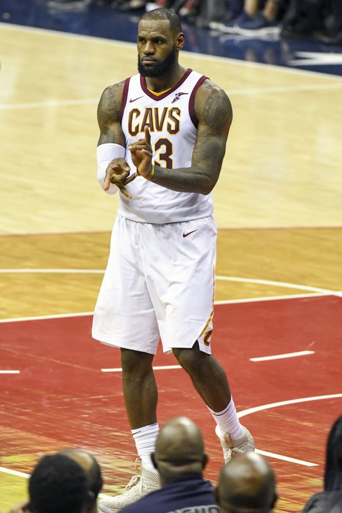 LeBron supera a Jordan: ¡867 partidos seguidos sin bajar de 10 puntos!