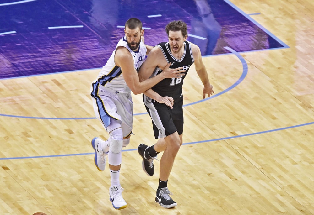 Pau Gasol se daña un hombro en un choque con su hermano Marc
