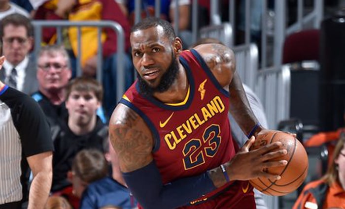 Los Cavs remontan ante Toronto con 35 puntos y 17 asistencias de LeBron
