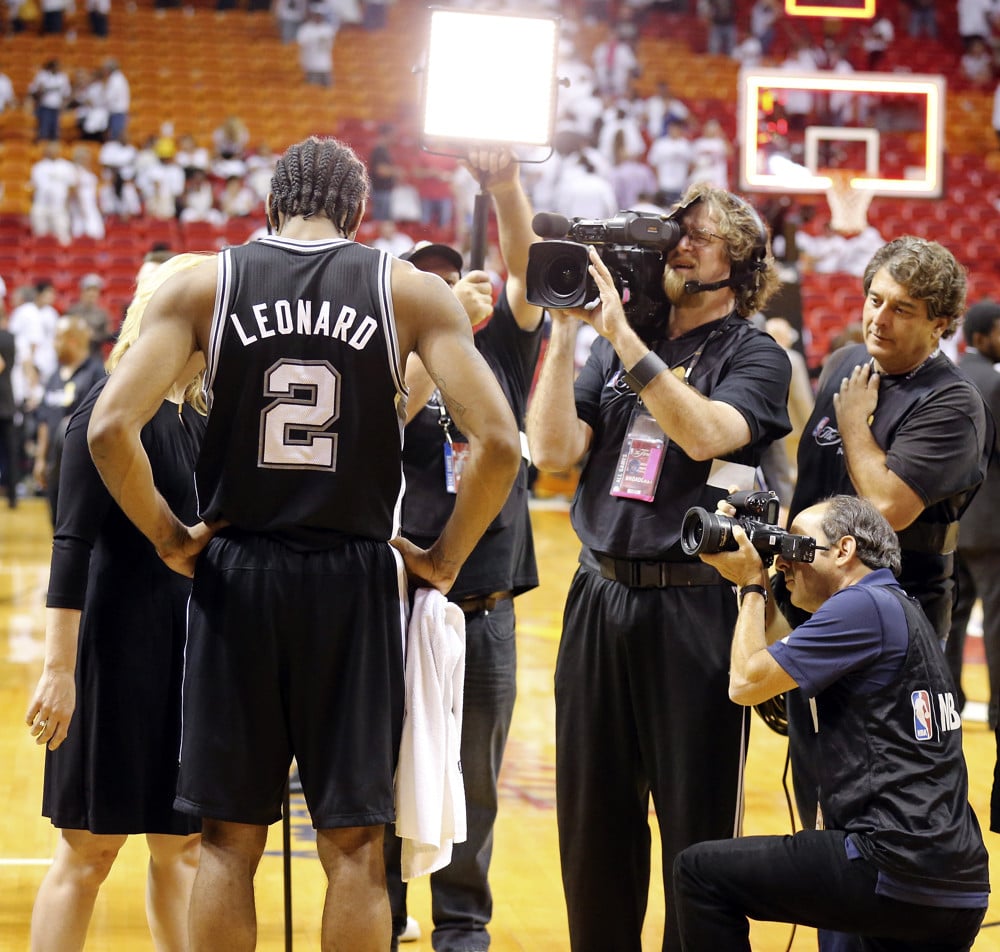Kawhi Leonard pide el traspaso a los Spurs y mira a los Lakers