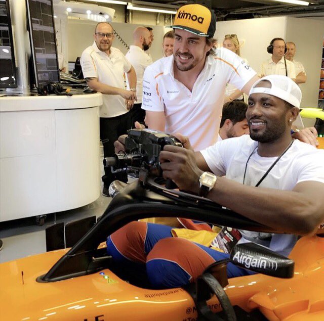 Serge Ibaka se monta en el monoplaza de Fernando Alonso
