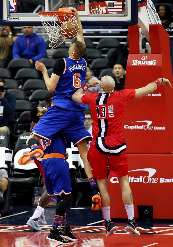 El letón Kristaps Porzingis prosigue su recuperación en Madrid