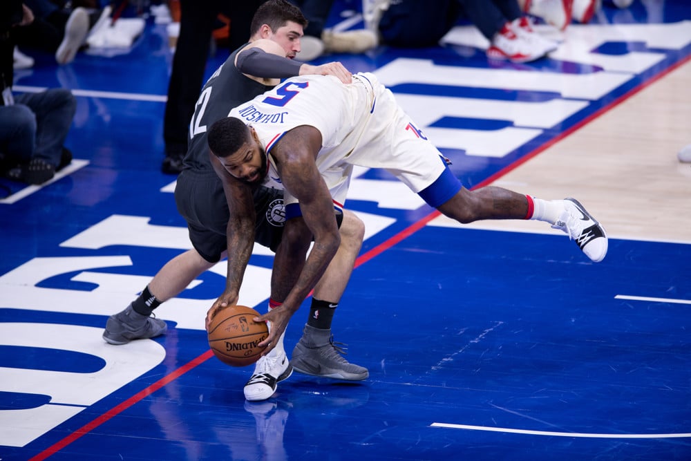 Amir Johnson jugará un año más en los Sixers