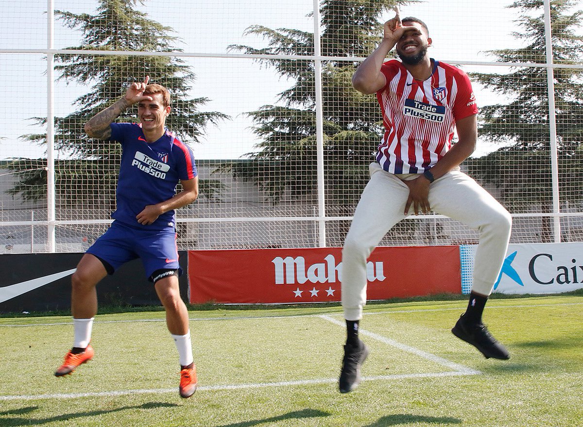 Karl-Anthony Towns visita el entrenamiento del Atlético de Madrid
