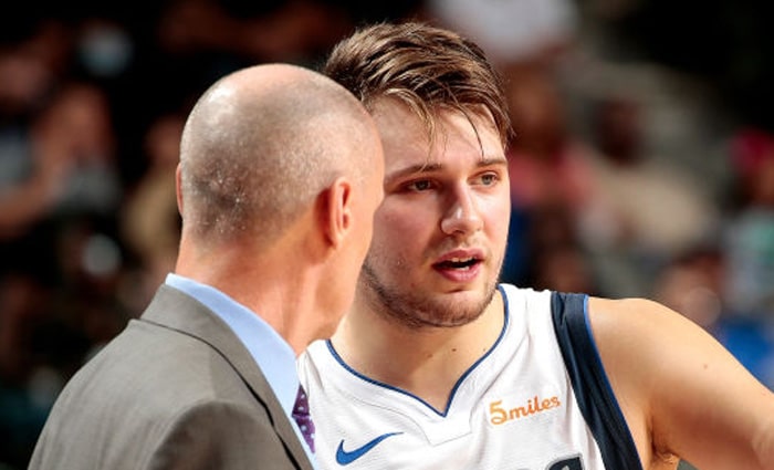Booker, Ariza y Ayton arruinan el debut de Luka Doncic