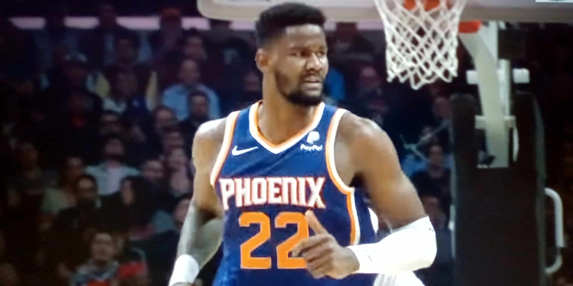 Deandre Ayton juega tras cumplir su sanción de 25 partidos