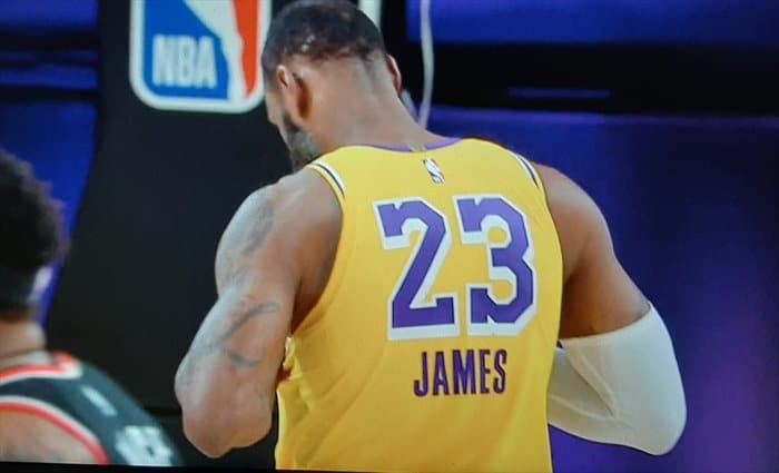 Otro notable triple-doble de LeBron James en playoffs