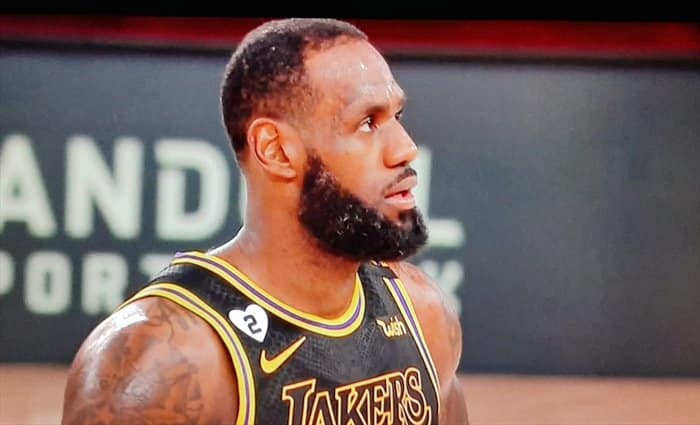 LeBron James alcanza los 7.000 puntos en playoffs