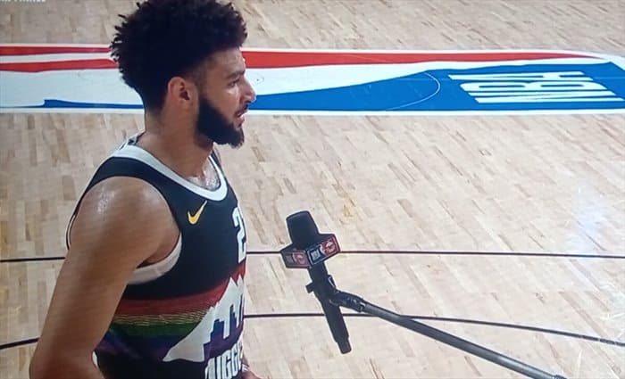 Jamal Murray mete una canasta a lo Jordan ante LeBron James