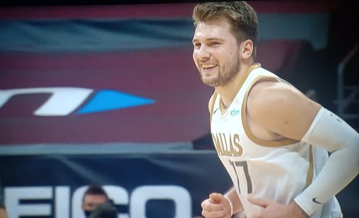Dallas gana fácil con partidazo de Doncic y regreso de Porzingis