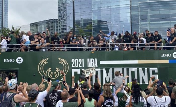 Milwaukee se echa a la calle en el desfile de campeones de los Bucks