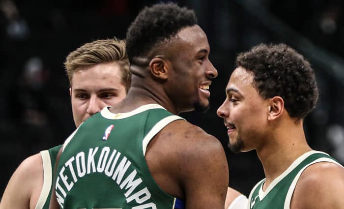Los hermanos Antetokounmpo hacen historia por partida doble