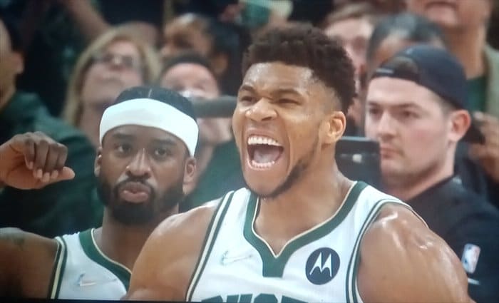 Bucks vence a Boston en un final polémico con 42 puntos de Antetokounmpo