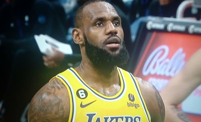 A LeBron James le sientan bien los 38 años: 90 puntos en 2 partidos