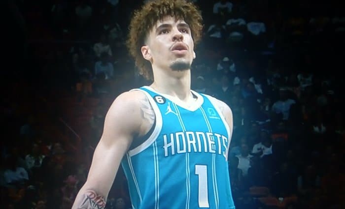 LaMelo Ball se fractura el tobillo derecho en el Hornets-Pistons