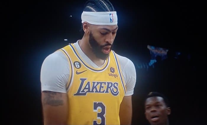 Lakers arrasa en la primera parte a Pelicans con récord de triples