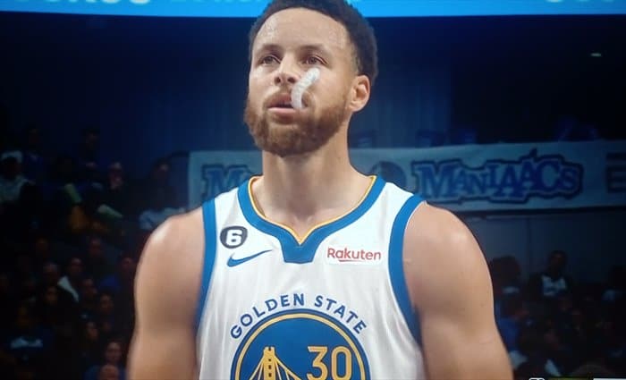 Curry renueva con Under Armour más allá de su etapa como jugador