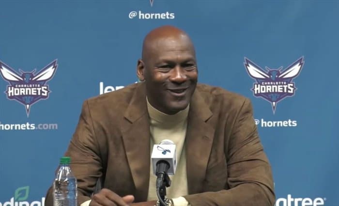 Michael Jordan negocia la venta de su participacion mayoritaria en Hornets