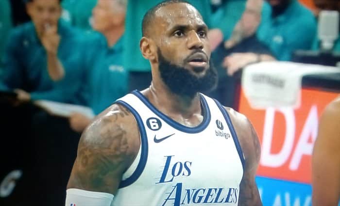 LeBron James y Lakers encabezan la venta de camisetas