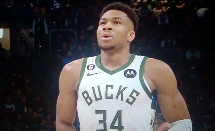 Milwaukee exhibe autoridad ganando a Sixers de principio a fin