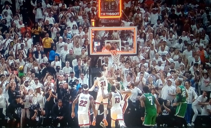 Así fue la canasta sobre la bocina con la que White salvó a los Celtics