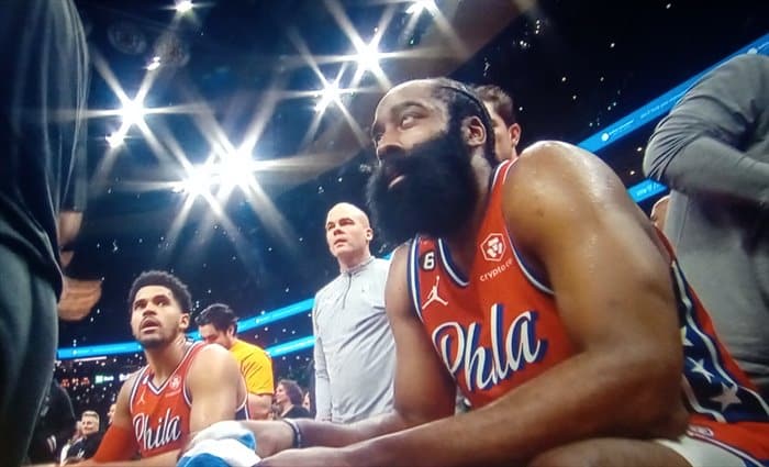 Harden vuelve a entrenar con Sixers tras ausentarse durante 10 días