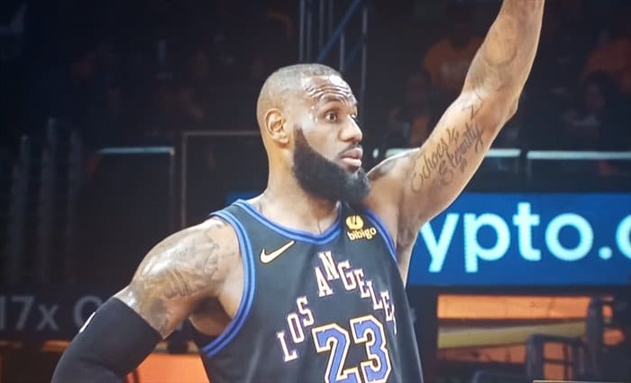 LeBron James alcanza la barrera de los 39.000 puntos