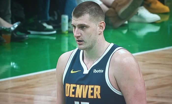 Denver rompe el fortín del Garden con 69 puntos de Murray y Jokic
