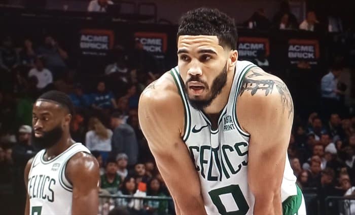 Boston no cede y gana en Dallas con 73 puntos de Tatum y Brown