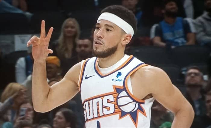 Booker le hace 46 puntos a Dallas en el séptimo triunfo seguido de Phoenix