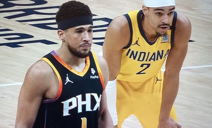 Booker mete 62 puntos pero Phoenix rompe su racha al perder ante Indiana