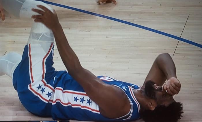 Warriors vence a Sixers con un Curry dominante y Embiid se lesiona