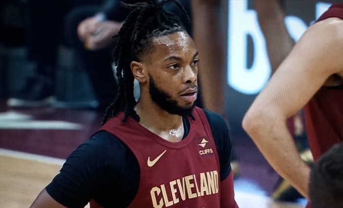 Cleveland gana con 45 puntos de Mitchell y regreso de Garland