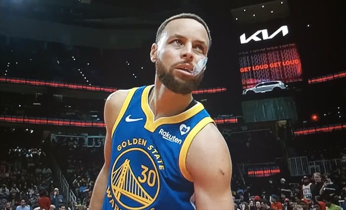 Atlanta supera los 60 puntos de Curry para ganar en la prórroga 141-134