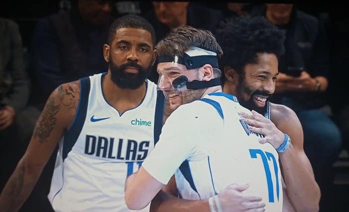 Irving regresa a Brooklyn entre abucheos formando un dúo letal con Doncic