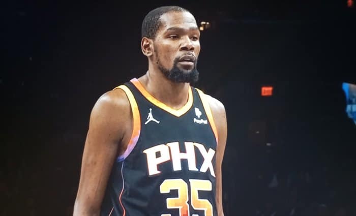 Phoenix gana a Milwaukee con 85 puntos de su trío estelar