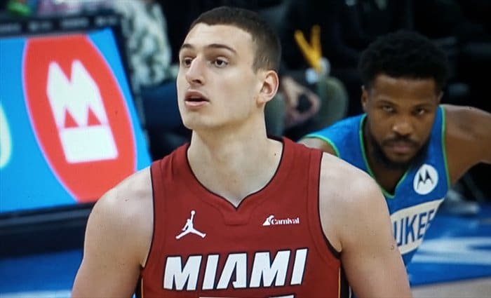 Miami le da un revolcón a Milwaukee en la mejor noche de Nikola Jovic