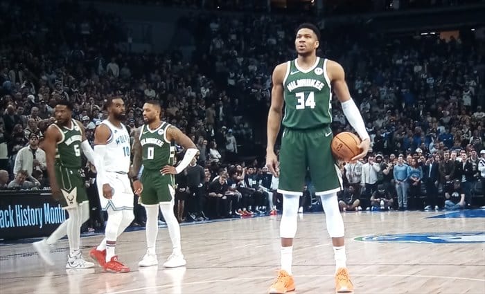 Milwaukee Bucks gana a Minnesota en un partido de idas y venidas