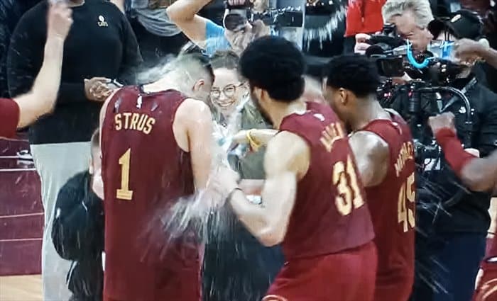 Cleveland derrota a Dallas con un triple de Max Strus desde 18 metros