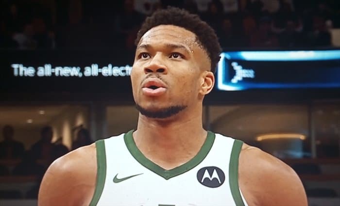 Antetokounmpo le hace un roto a Chicago: 46 puntos y 16 rebotes