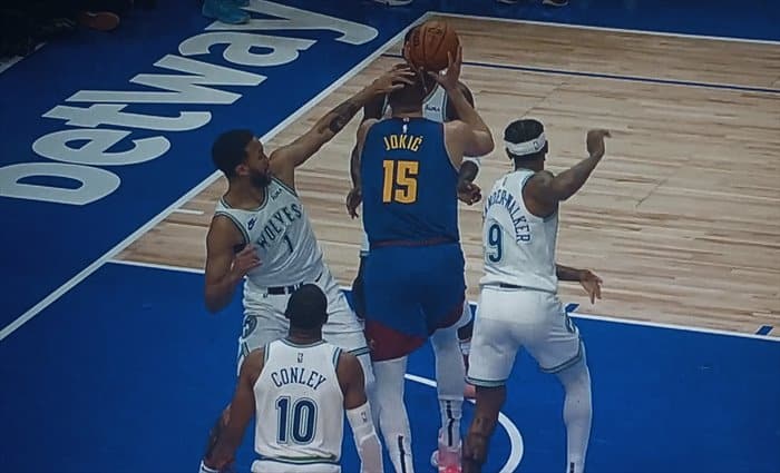 Denver sufre para ganar a unos Timberwolves sin hombres altos