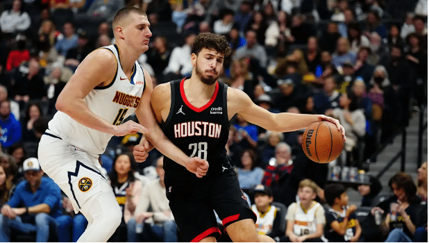 Denver Nuggets y Houston Rockets se enfrentan. Créditos a Ron Chenoy-Imagn Images