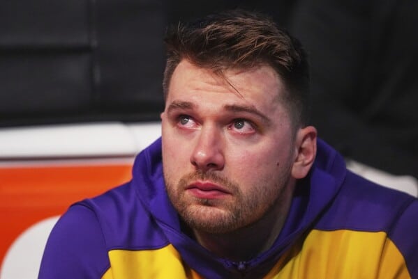 Luka Doncic emocionado tras vídeo tributo de Dallas Mavericks 1 Luka se muestra vulnerable en su vuelta a Dallas. Créditos a AP News