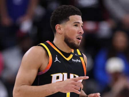 Devin Booker frustrado con la situación en Phoenix Suns