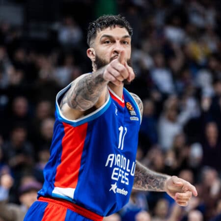 Vincent Poirier atiza contra Satoransky luego del AS Mónaco ante Barcelona