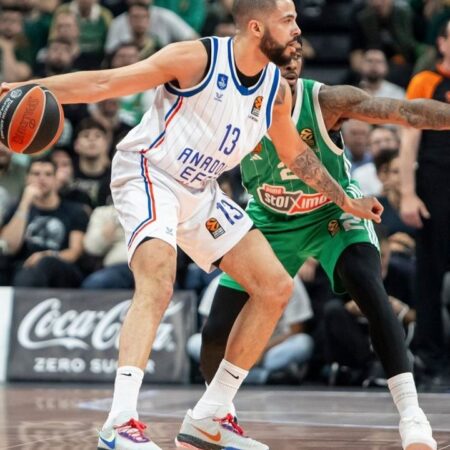 Shane Larkin modo MVP guia al Anadolu frente a Panathinaikos