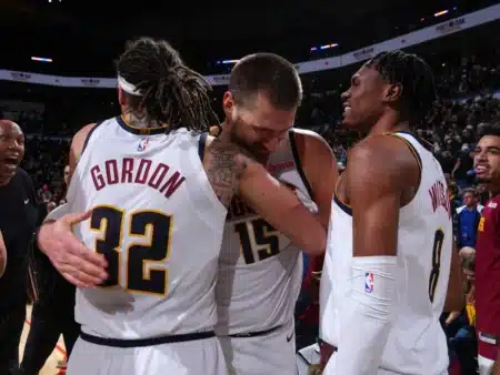 Gordon salva a Denver Nuggets en el último segundo: Se llevan el primero y roban el factor cancha