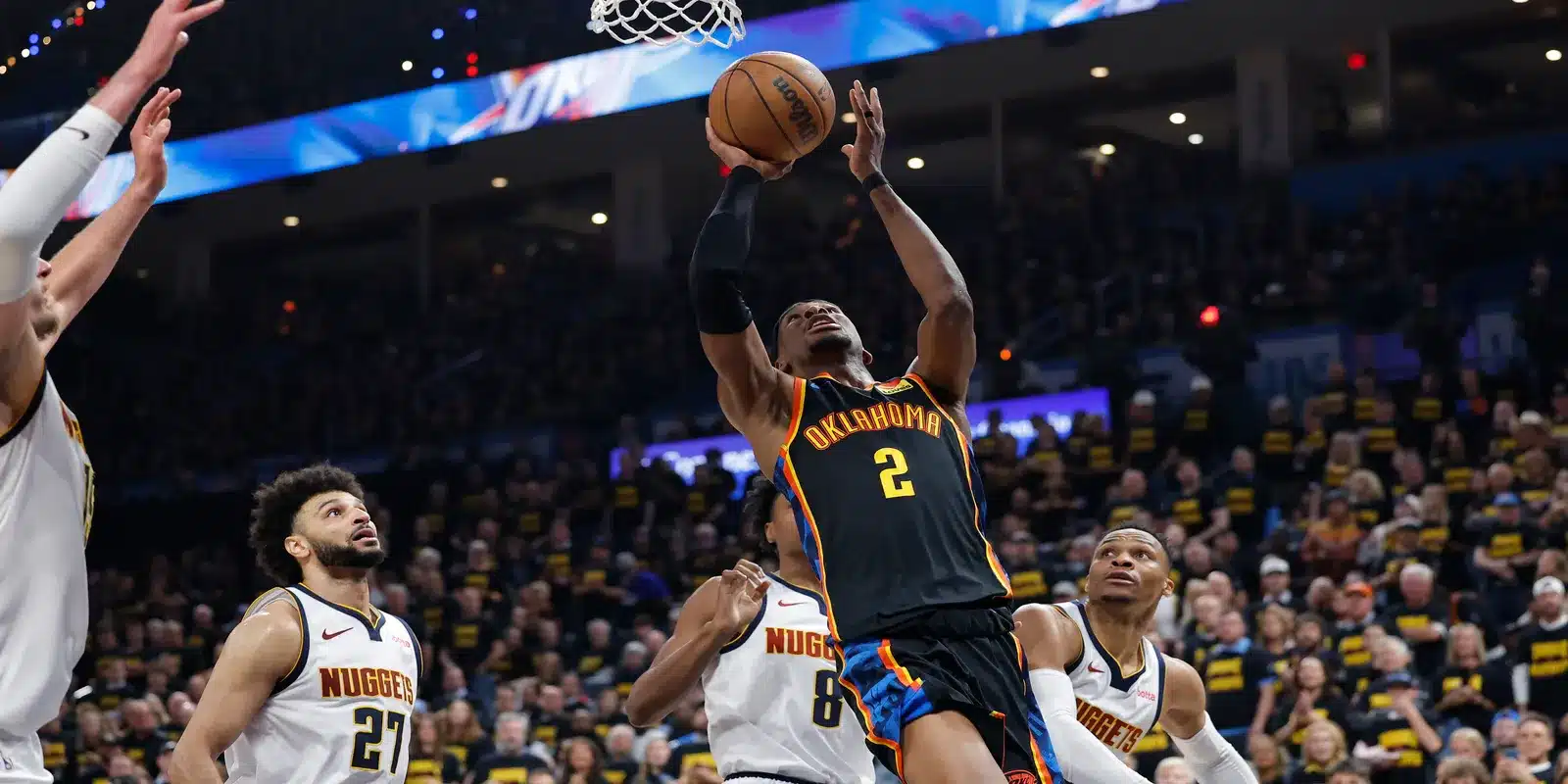 Oklahoma City Thunder derrota a Denver Nuggets y recupera el factor cancha 1 Oklahoma City Thunder. Créditos a Alonzo Adams