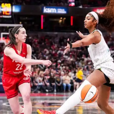 Caitlin Clark apoya a Reese y condena los insultos racistas